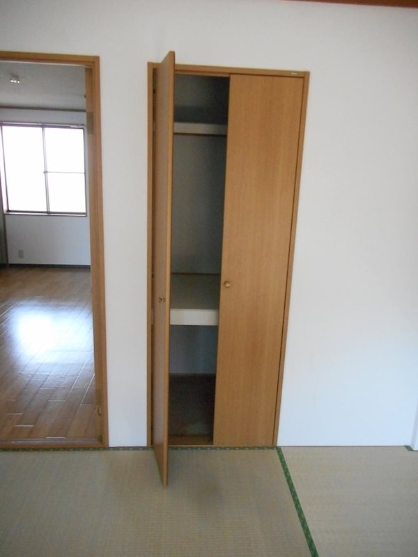 レジデンス栗島 和室6帖-押入